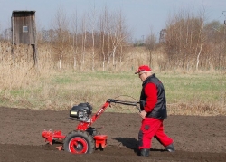 Nosič hrobkovacích radlic VARI NM1-001 a 2 hrobkovací radlice VARI SV-1